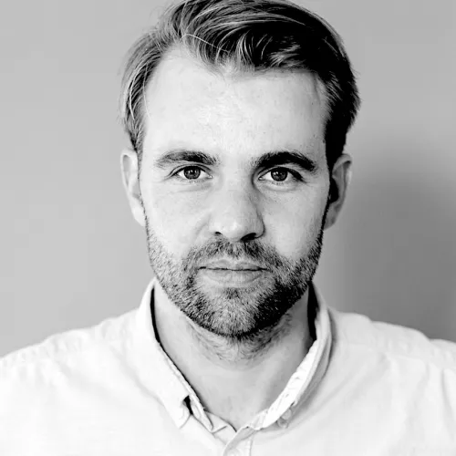 Bild von Chris Möller. Er schaut sympathisch in die Kamera.