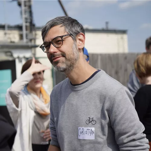 Freundlicher Mann mittleren Alters in Konversation