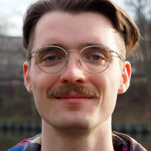 Ein Foto von Viktor. Die Sonne scheint.