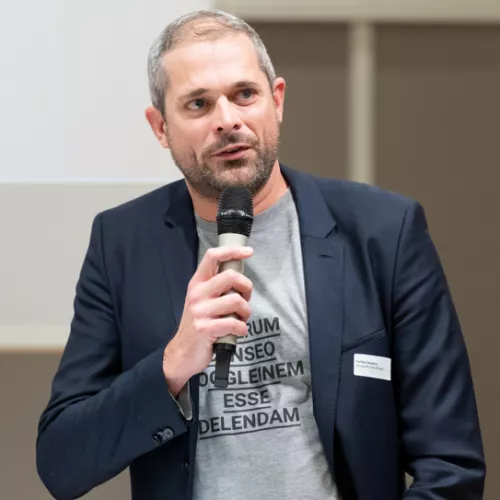 Torben Stephan spricht bei einem Vortrag