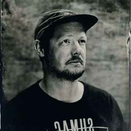 Portraitfoto in schwarz weiß. 