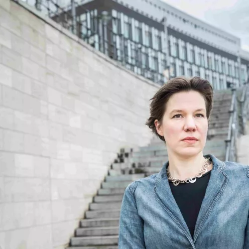 Ein Portaitfoto von Lisa Basten vor Berliner Kulisse.