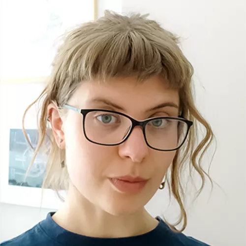 Portraitfoto von Leoni, close-up vor weißem Hintergrund