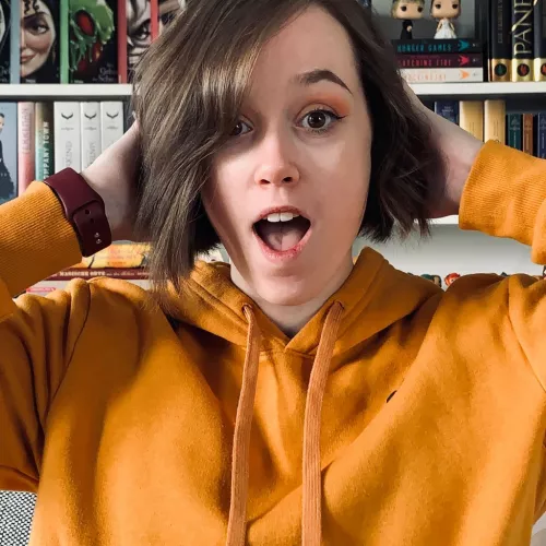 Saskia Papen vor ihrem Bücherregal 