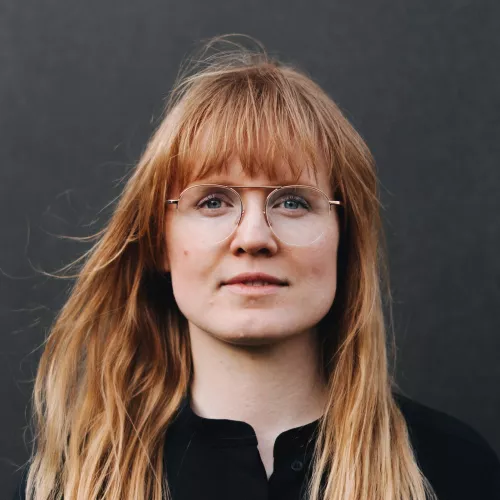 Profilbild Paula, rotblonde Haare, Brille