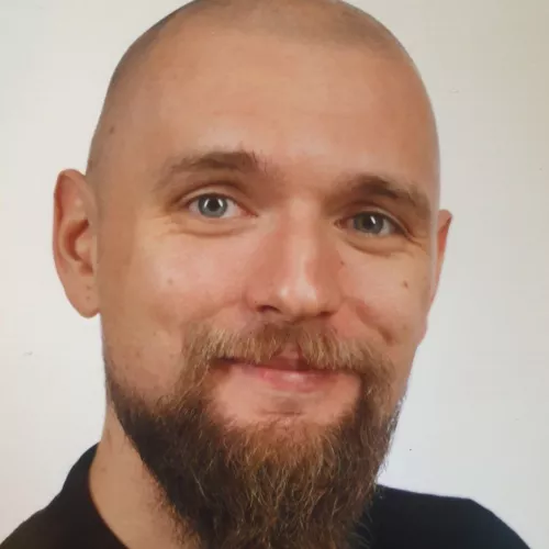 Portrait photo of Nils Klowait, smiling.