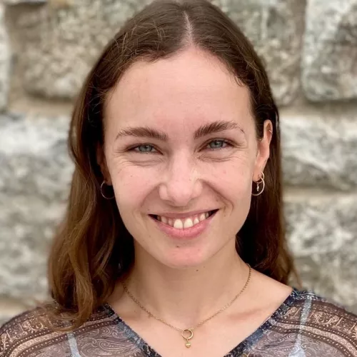 Profilfoto von Tabea vor einer Steinmauer