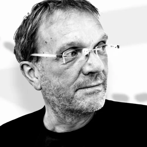 Thomas Fricke mit Brille, schaut nach rechts