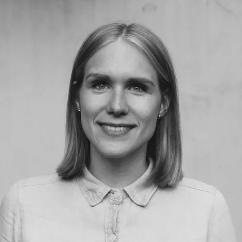 Frau mit blonden, schulterlangen Haaren, sie trägt ein blaues Jeanshemd