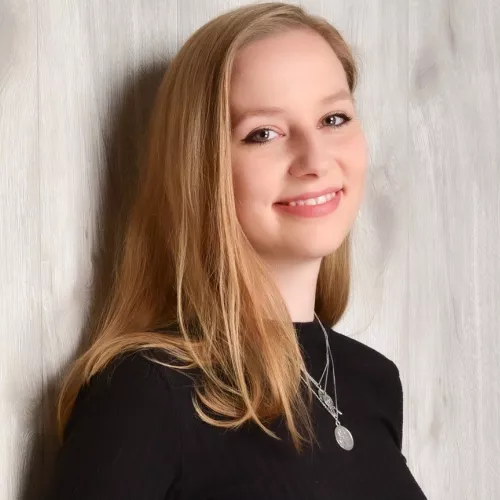 Blonde Frau lächelt in Kamera