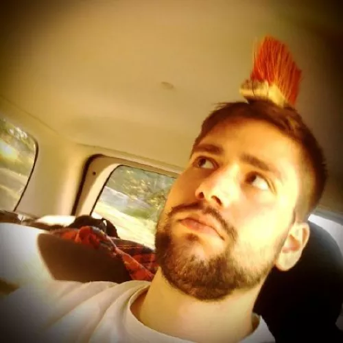 Portraitbild von Stefan, einen Besen auf dem Kopf tragend. Vermutlich sollte man das mal aktualisieren.