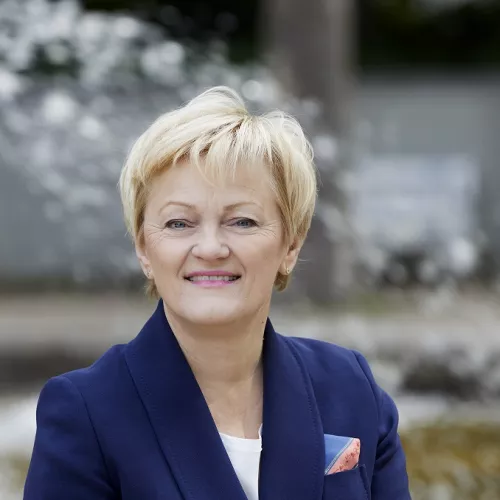 Dies ist ein Bild von Renate Künast auf dem sie einen blauen Blazer trägt
