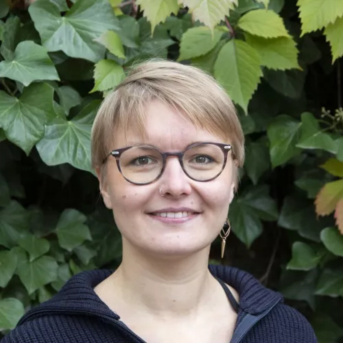 Evelyn (blonde Frau mit Brille)