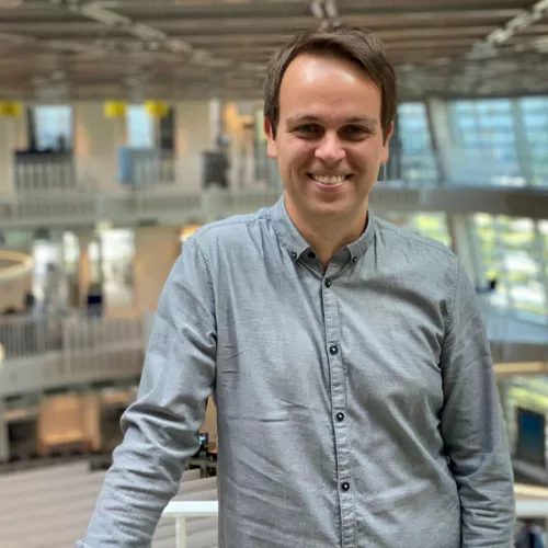 Patrick Weinhold steht im Newsroom der tagesschau in Hamburg